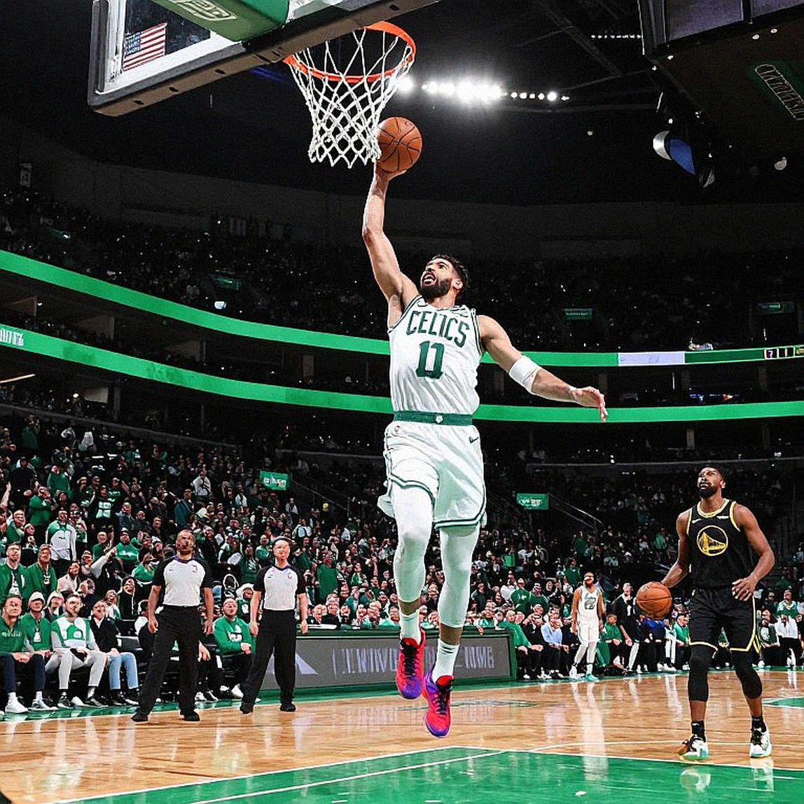 Chiếc trực thăng, hợp đồng lương tối thiểu và khoảng trống 40 triệu đô mà NBA chưa muốn gọi tên