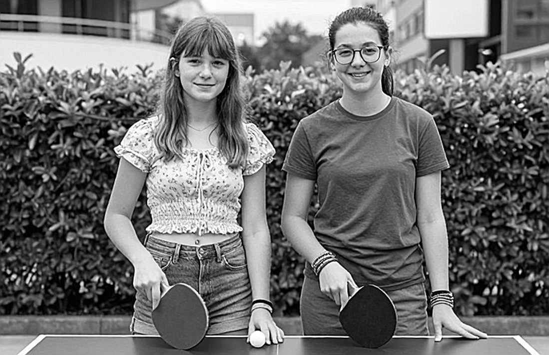 Keighley Table Tennis Centre: tám bàn bóng và nút thắt nằm ở ghế huấn luyện