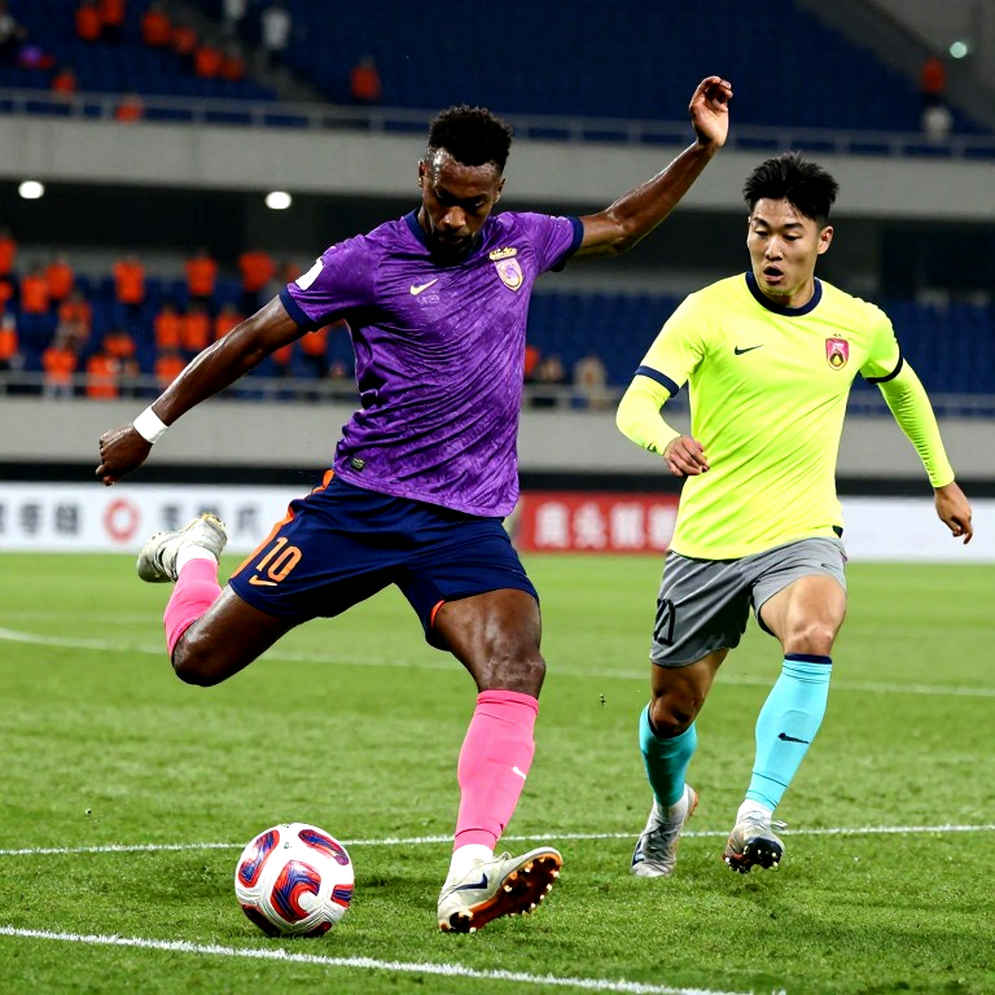 Bên trong thị trường chuyển nhượng V.League: Phí môi giới, bảng lương và khoảng lặng trong báo cáo tài chính
