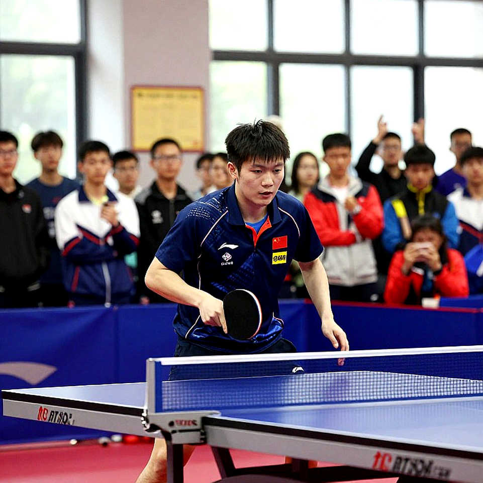 Một chiếc micro trong phòng tập Cadet: bóng bàn Anh đang kể câu chuyện ở tầng thấp nhất