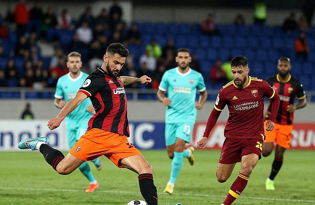 Cú đấm vào ghế dự bị và trận thắng che giấu vết nứt của Juventus