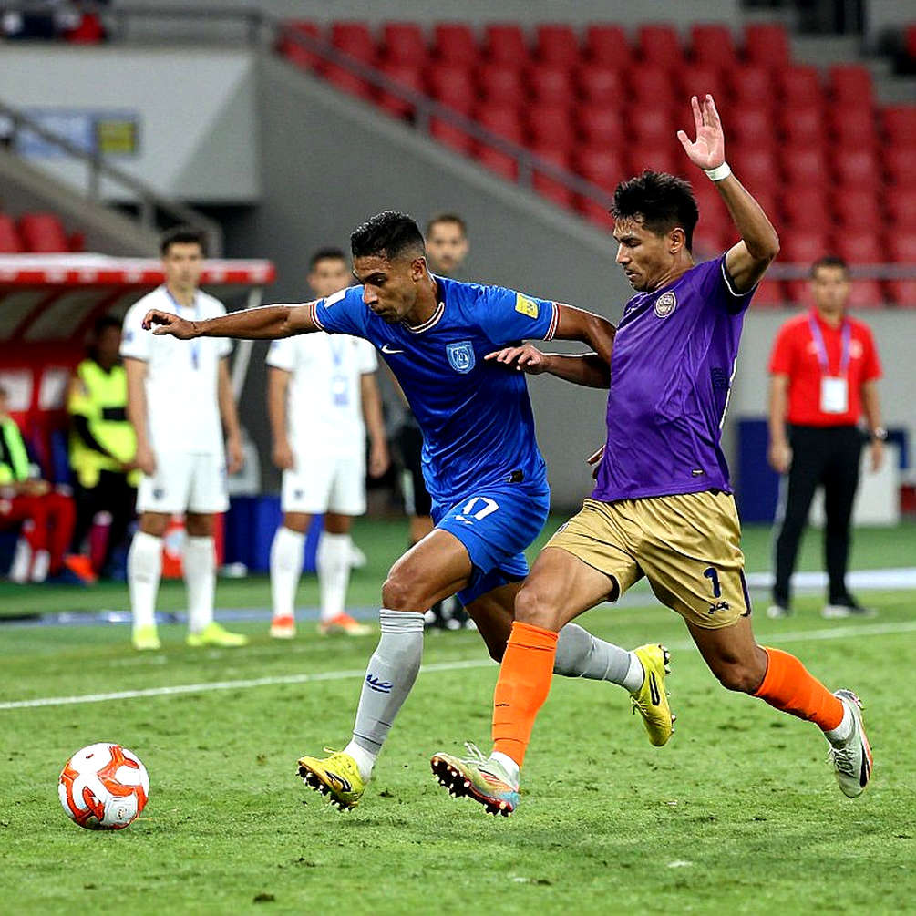 Ba trung vệ ở V.League: tấm khiên che nỗi sợ, không phải bản vẽ của tương lai